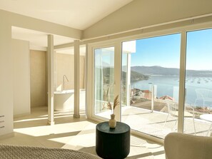 奢华客房, 1 张特大床, 热水浴缸, 海景 | 埃及棉床单、高档床上用品、羽绒被、记忆海绵床垫