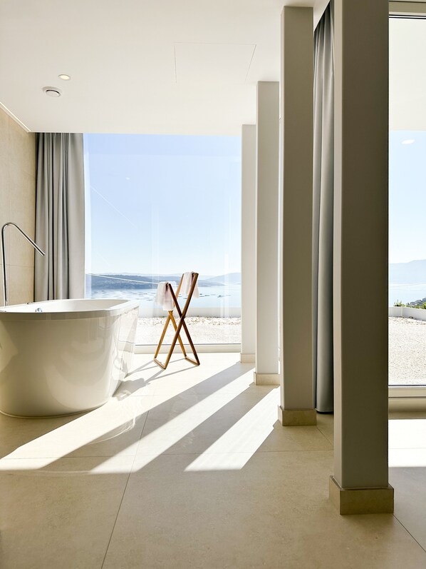 Chambre Luxe, 1 très grand lit, bain à remous, vue mer | Salle de bain