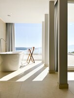 奢华客房, 1 张特大床, 热水浴缸, 海景 | 浴室 | 吹风机、拖鞋、毛巾、肥皂