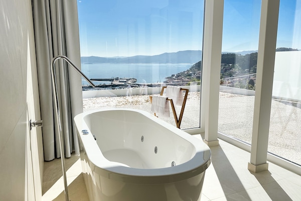 Chambre Luxe, 1 trÚs grand lit, bain à remous, vue mer | Bain à remous privé
