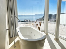 奢华客房, 1 张特大床, 热水浴缸, 海景 | 私人 SPA 浴缸
