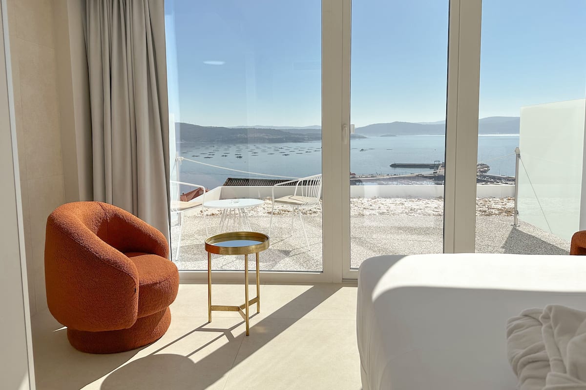 Junior kamer, 1 kingsize bed, terras, uitzicht op zee | Lakens van Egyptisch katoen, luxe beddengoed, donzen dekbedden