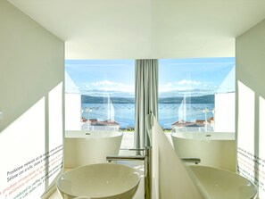 Chambre Supérieure, 1 très grand lit, terrasse, vue mer | Salle de bain