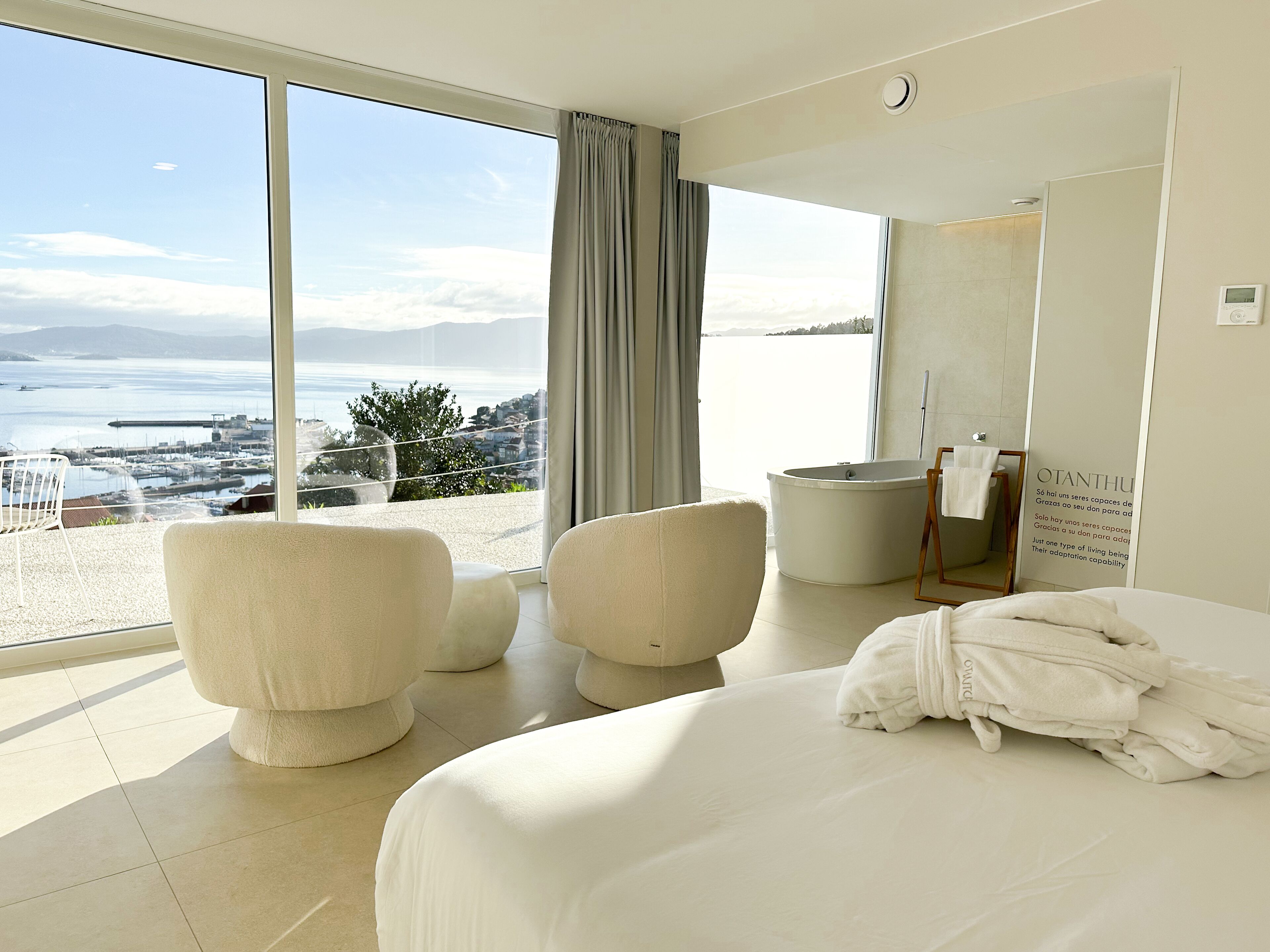 Habitación de lujo, 1 cama de matrimonio grande, vistas al mar | Sábanas de algodón egipcio y ropa de cama de alta calidad