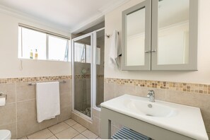 Doccia, asciugacapelli, asciugamani, sapone