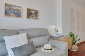 House | 1 bedroom, desk
