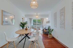 House | 1 bedroom, desk