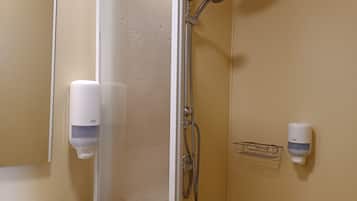 Bungalow | Baño | Toallas, jabón, champú y papel higiénico