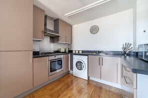 Apartment | Private kitchen | Fridge, oven, stovetop, coffee/tea maker - The Stratford Apartments (London)