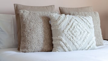 2 habitaciones, muebles diferentes y tabla de planchar con plancha