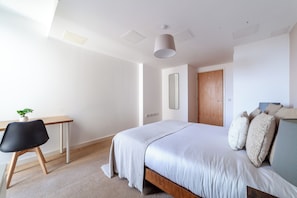 Apartment | 2 bedrooms, iron/ironing board, cribs (surcharge), WiFi (free) - The Stratford Apartments (London)