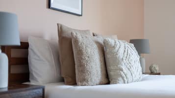 2 habitaciones, muebles diferentes y tabla de planchar con plancha