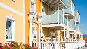 Un immeuble à plusieurs étages doté de balcons et d’une rambarde blanche.