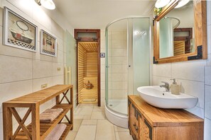 Shower, hair dryer, bidet, towels