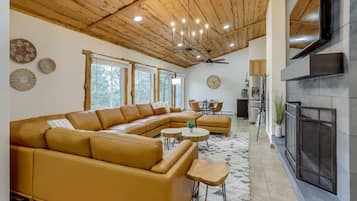 Una televisión, una chimenea