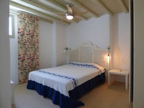 3 bedrooms, iron/ironing board, WiFi, bed sheets - Stone house in Cycladic architecture combines great outdoor and indoor spaces  (Paros)