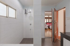 Doccia, asciugacapelli, bidet, asciugamani