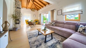 TV - Villa Laura with pool and jacuzzi (Kvarner - Brusići) (Brusići)