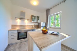 Kjøleskap, ovn, kokeplater og oppvaskmaskin