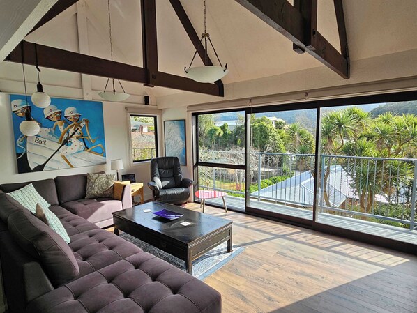 Tv, pejs, stereoanlæg, kontorer