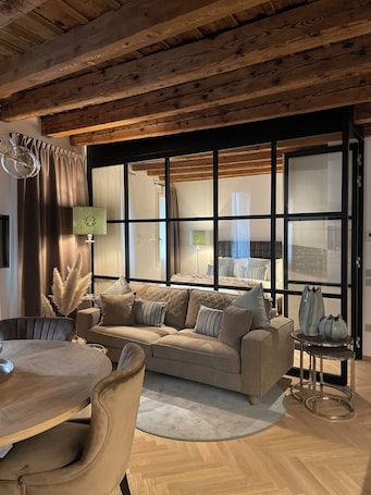 1 habitación, caja de seguridad en la habitación y escritorio