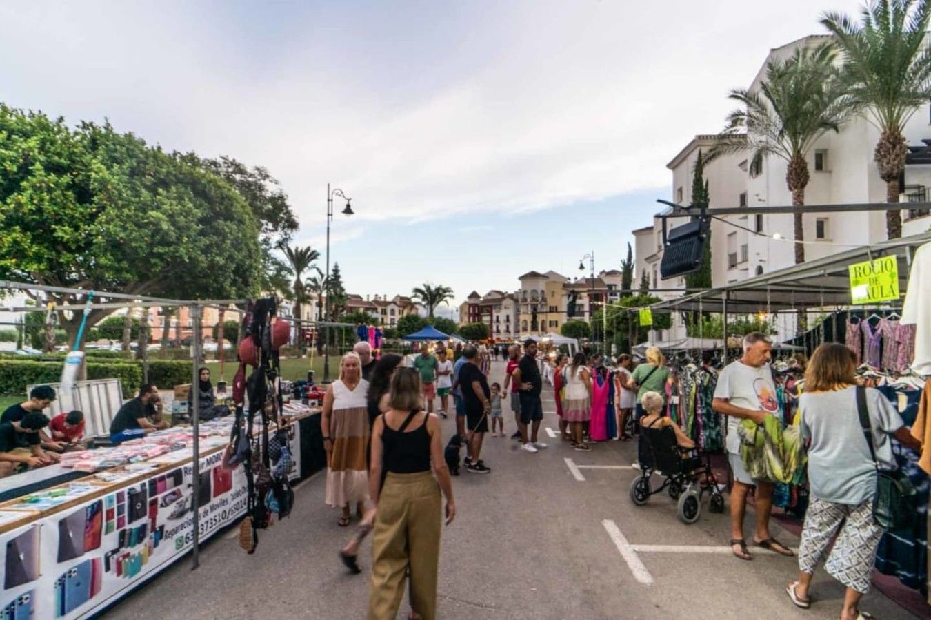 Un mercado al aire libre concurrido, lleno de vendedores y compradores.