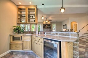 Fridge, microwave, oven, stovetop - Lakeside Luxury with Breathtaking Views (Sunrise Beach)