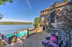 Terrace/patio - Lakeside Luxury with Breathtaking Views (Sunrise Beach)