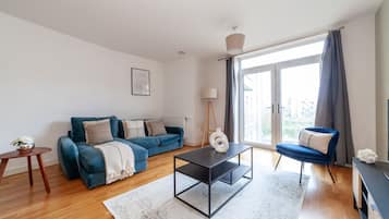 Apartment | Living area | 37-inch Smart TV with satellite channels, Netflix, streaming services