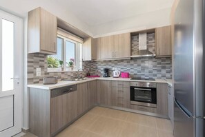 Køleskab, mikrobølgeovn, ovn, kogeplade