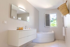 Dusche, Haartrockner, Handtücher