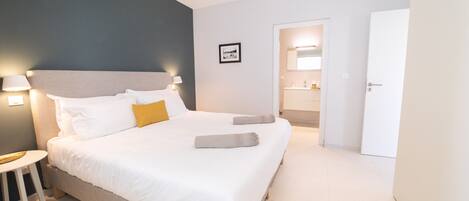 4 bedrooms, in-room safe, iron/ironing board, free WiFi