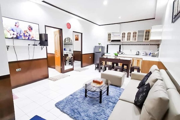 Condo família, 2 quartos | Sala de estar | Smart TV 49 polegadas com canais digitais, Netflix