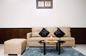 家庭公寓式客房, 2 间卧室 | 客厅 | 49-英寸智能电视（配备数码频道）、Netflix、流媒体服务