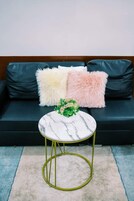 Apartamento clásico, 1 habitación | Sala de estar | Smart TV de 49 pulgadas con canales digitales, Netflix