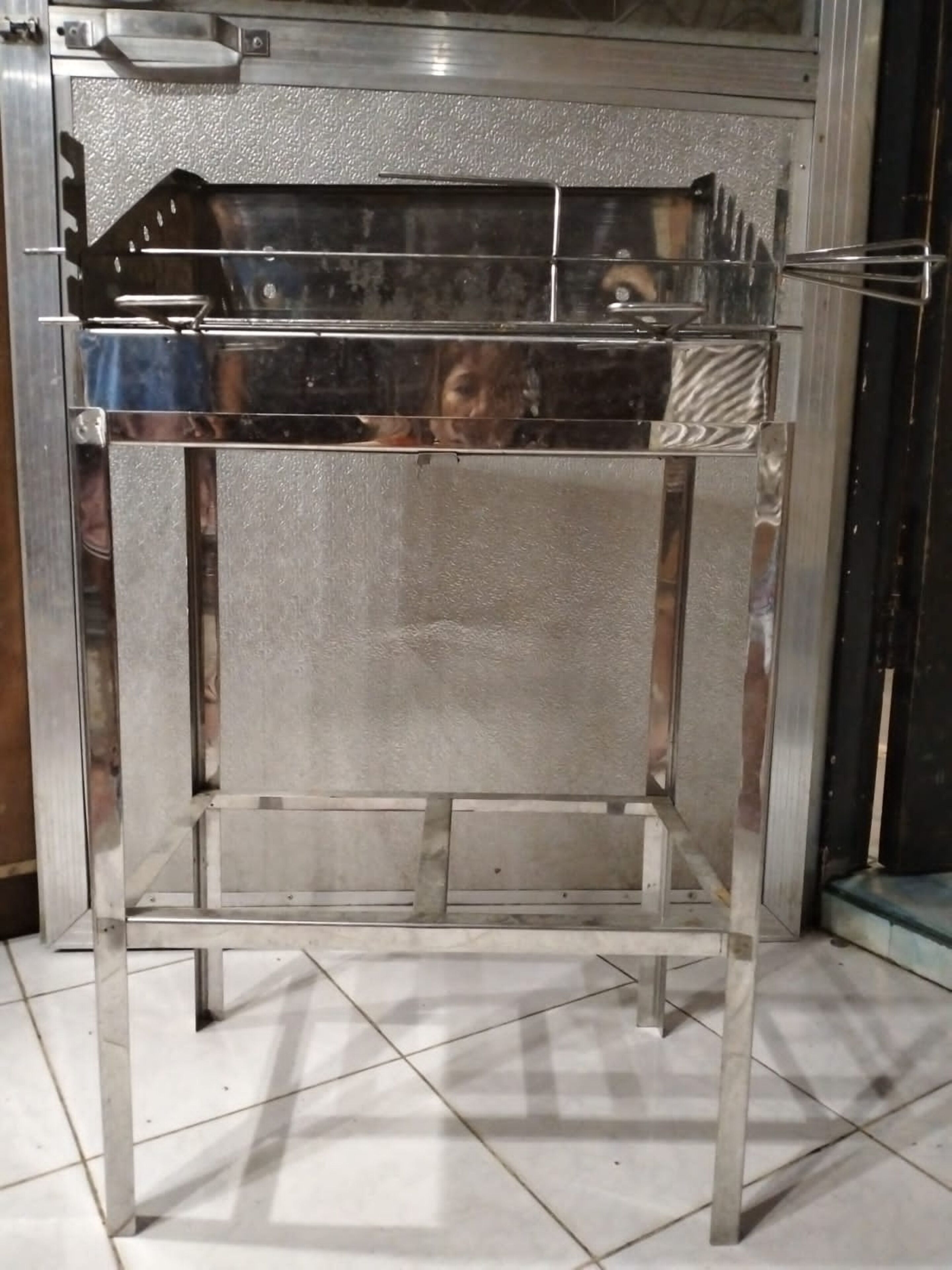 Una cocina comercial de acero inoxidable con mostrador metálico y pileta.