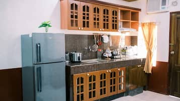 Condo clásico, 1 habitación | Cocina privada | Refrigerador, parrilla de estufa, tetera eléctrica y arrocera