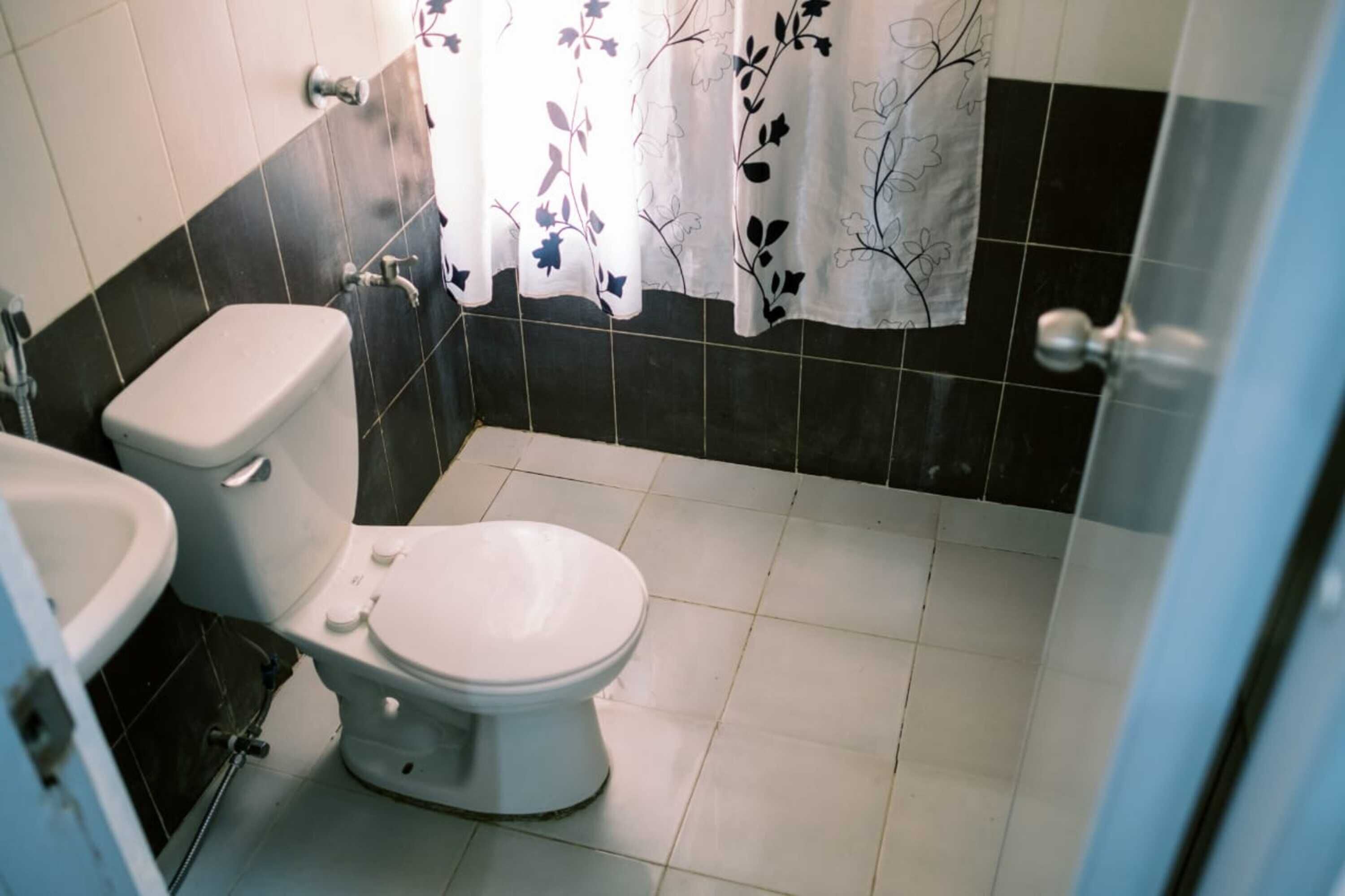 Apartamento clásico, 1 habitación | Baño | Ducha, artículos de higiene personal gratuitos, toallas y jabón