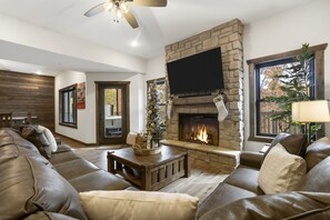Smart TV y chimenea 