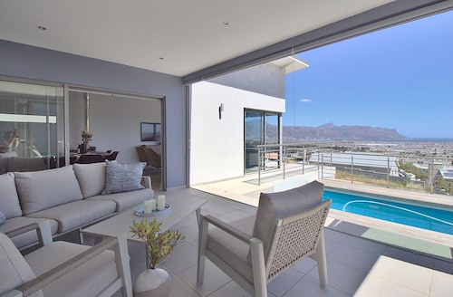 Traumhaus mit Aussicht, Pool und Fitnessraum in Strandnähe