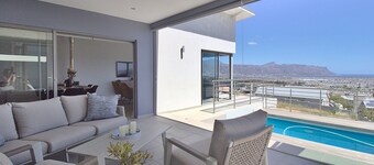 Traumhaus mit Aussicht, Pool und Fitnessraum in Strandnähe