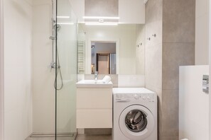 Douche, sèche-cheveux, serviettes fournies, savon