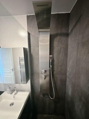Douche, sĂšche-cheveux, serviettes fournies, savon