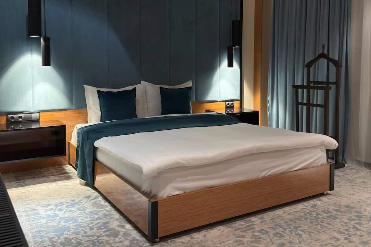 Standard Studio | In-room safe, desk, laptop workspace, blackout curtains