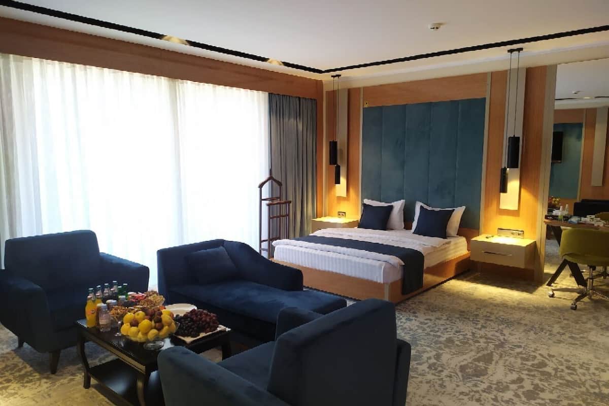 Luxury Studio Suite | In-room safe, desk, laptop workspace, blackout curtains