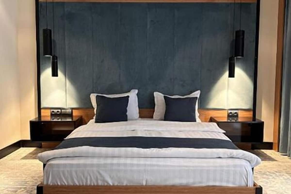Deluxe Studio | In-room safe, desk, laptop workspace, blackout drapes