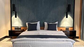 Standard Studio | In-room safe, desk, laptop workspace, blackout curtains