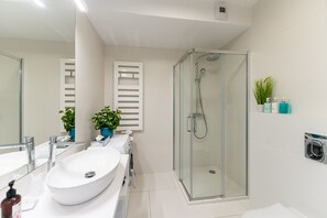 Dusche, Haartrockner, Handtücher, Seife