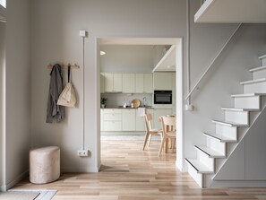 Family Loft Studio | Espacio para trabajar con un portátil y tabla de planchar con plancha