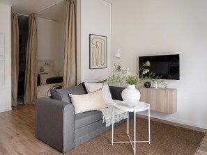 Standard Studio | Laptop workspace, iron/ironing board, free WiFi, bed sheets - Waterfront Cabins (Gothenburg)